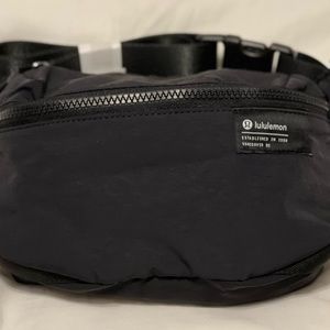Lululemon clean line belt bag NWT